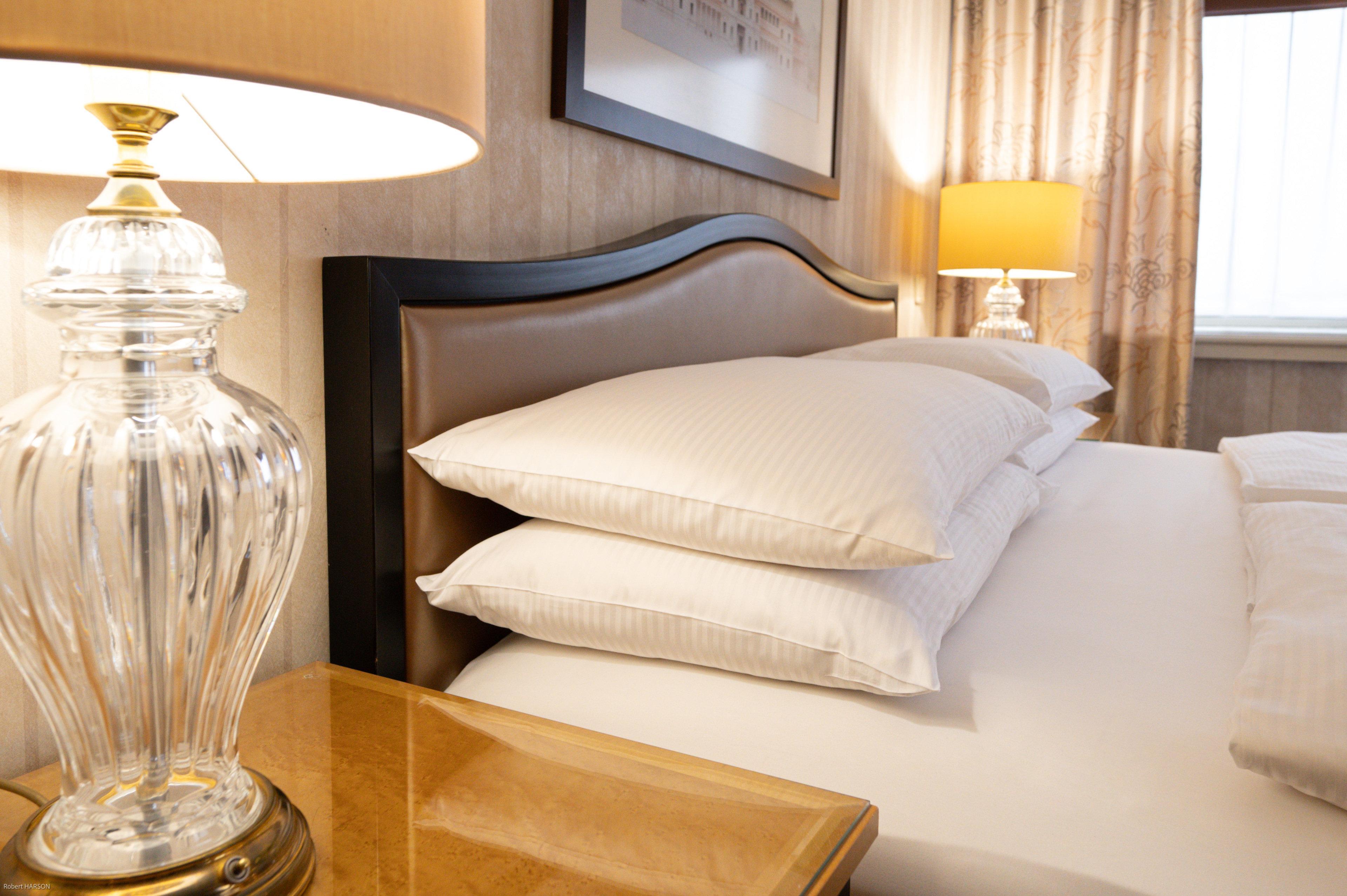 Intercontinental Wien By Ihg Esterno foto A bed with two pillows