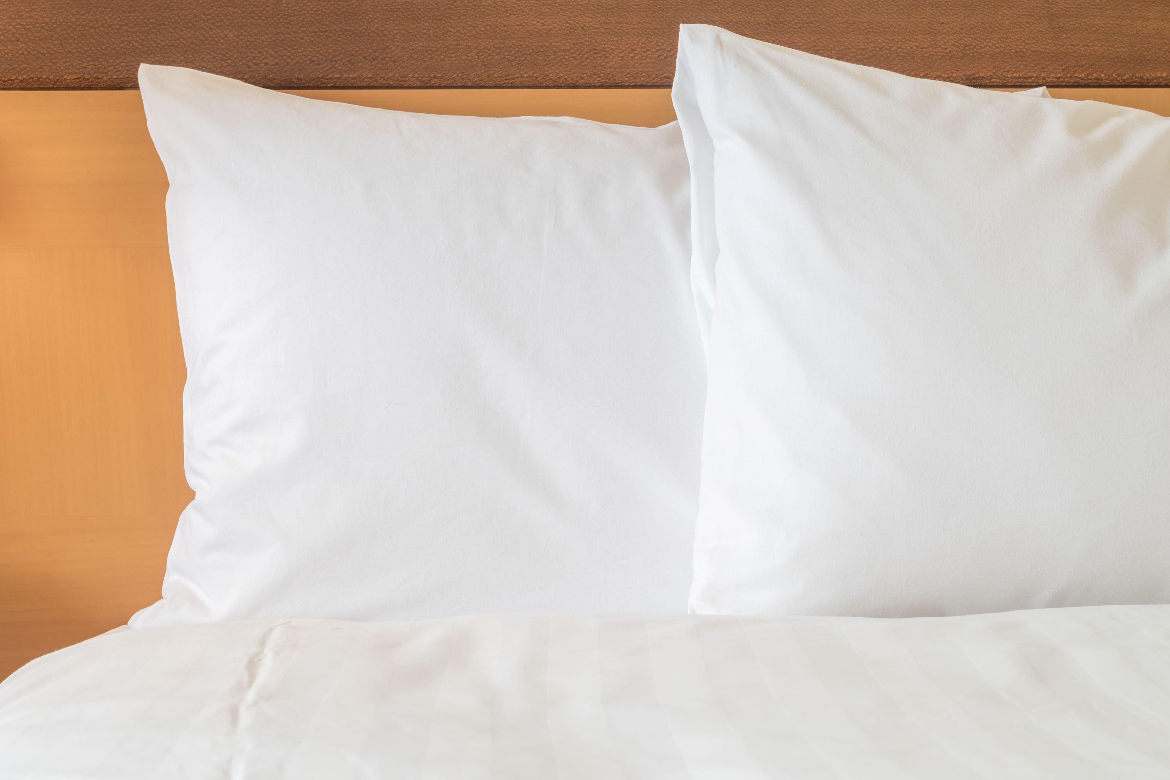 Intercontinental Wien By Ihg Esterno foto Two pillows on a bed