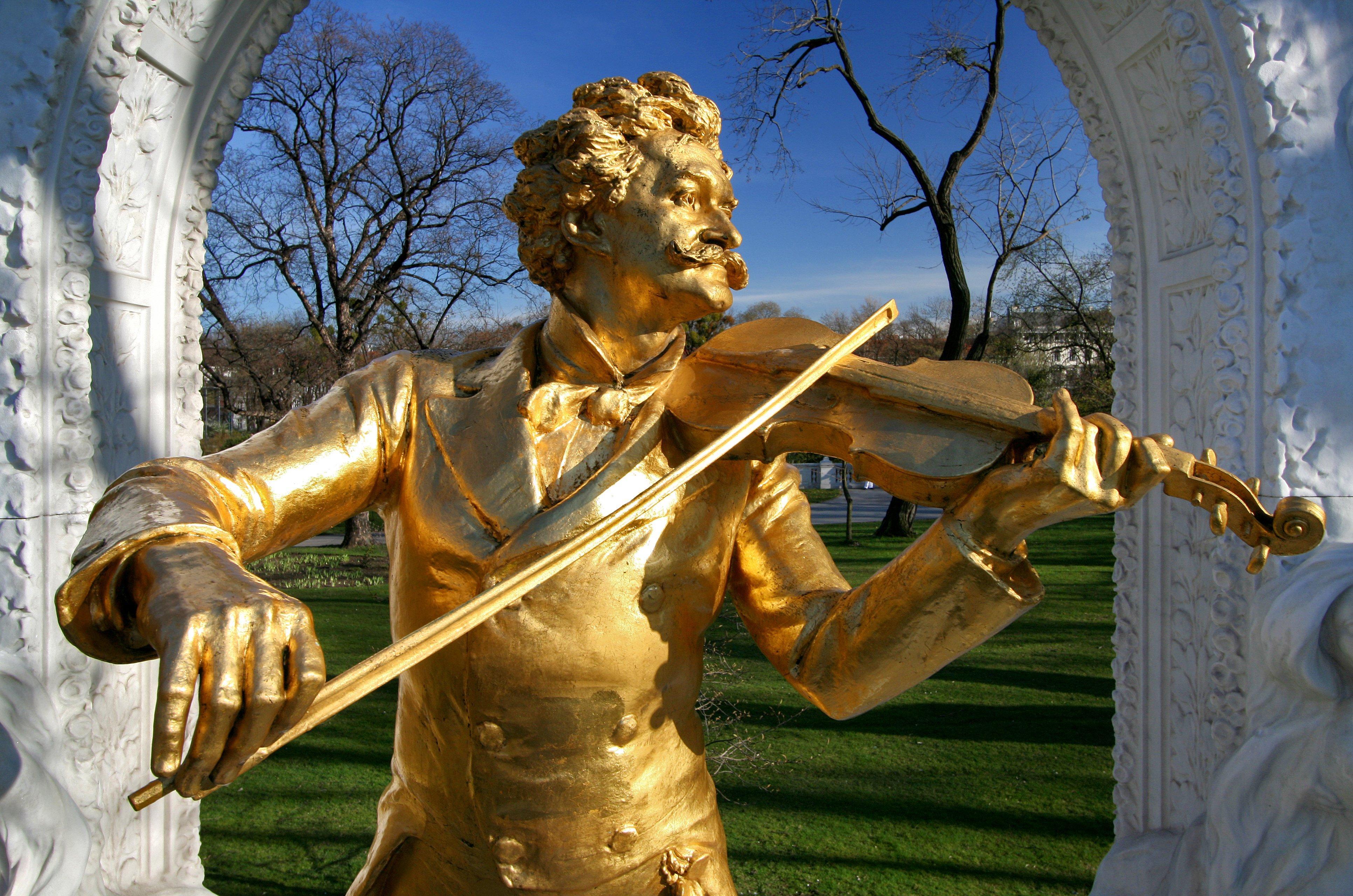 Intercontinental Wien By Ihg Esterno foto A living statue in Hyde Park, London