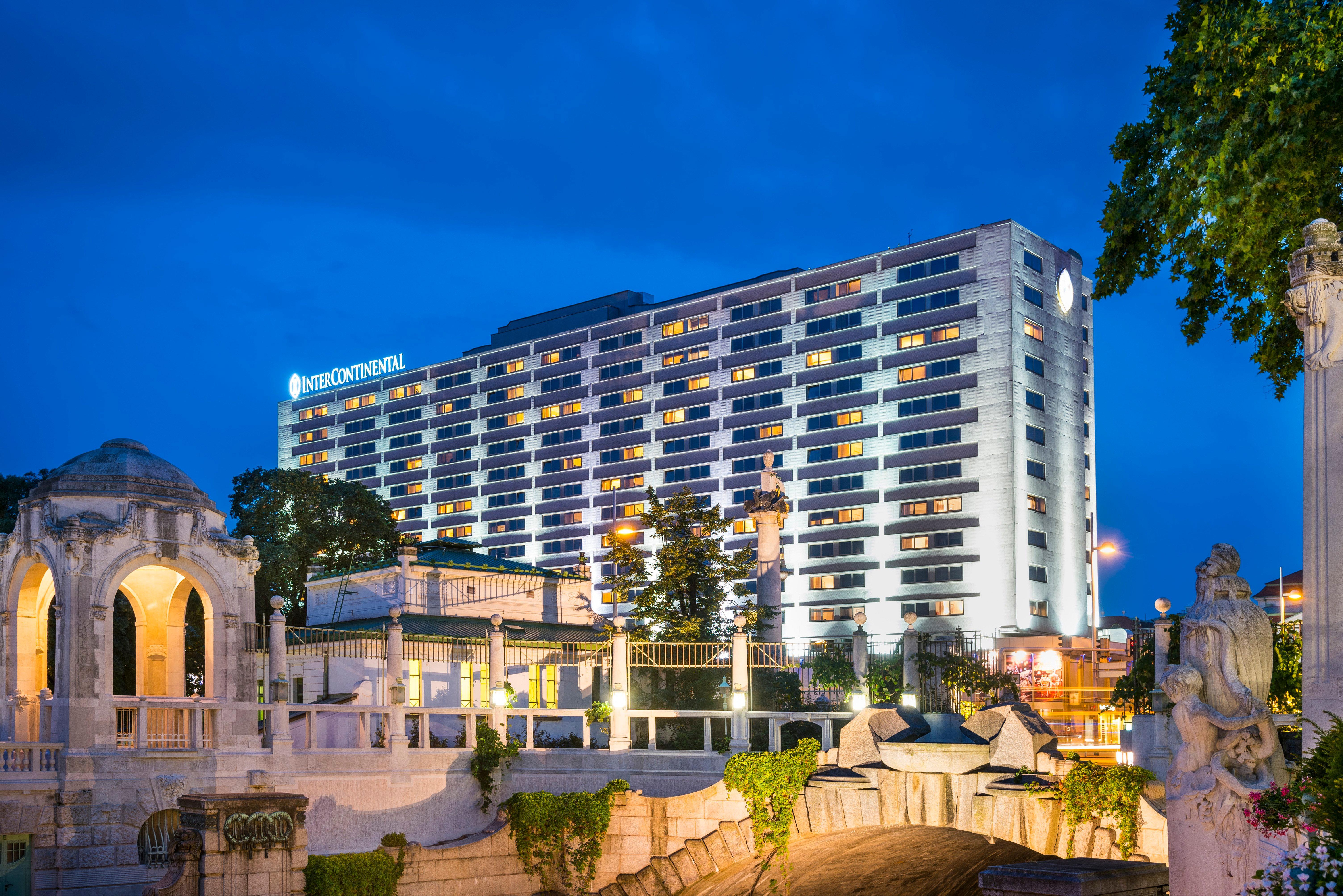Intercontinental Wien By Ihg Esterno foto The hotel at night