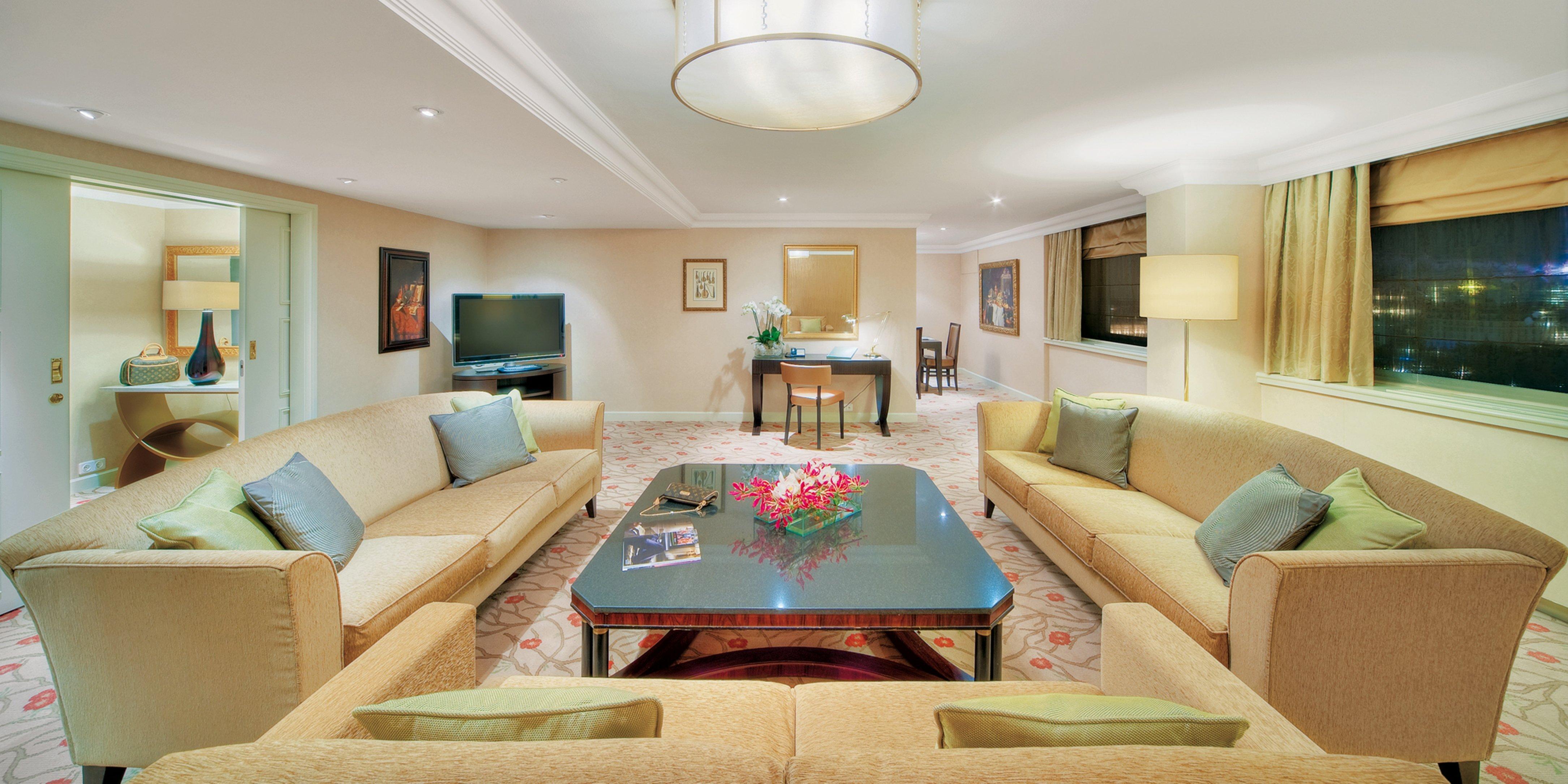 Intercontinental Wien By Ihg Esterno foto A living room in a suite at the hotel