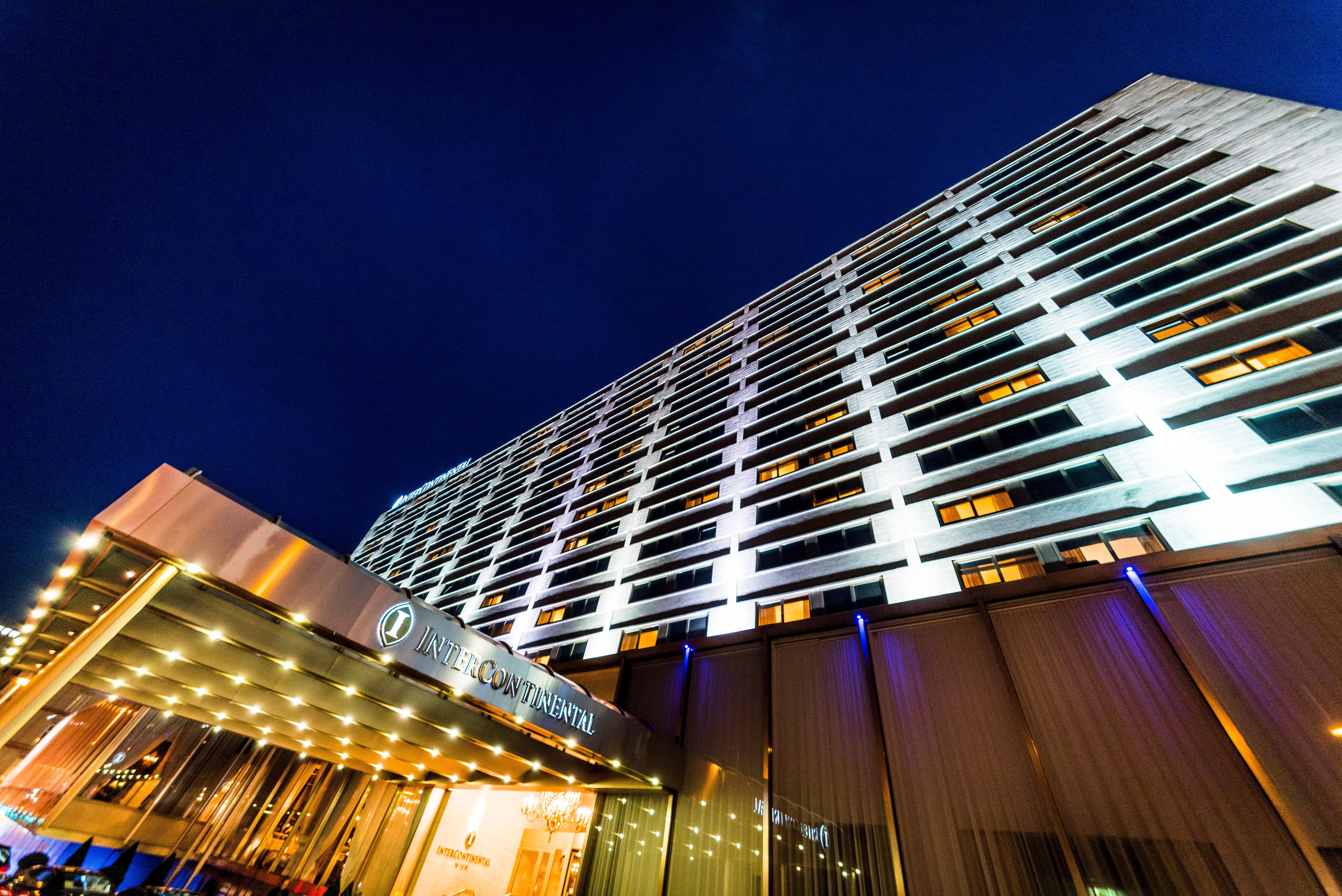 Intercontinental Wien By Ihg Esterno foto The hotel at night