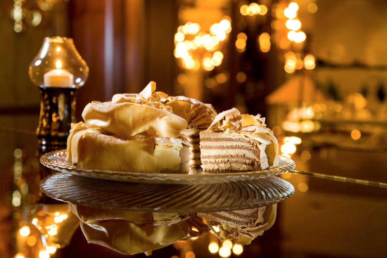 Intercontinental Wien By Ihg Esterno foto A traditional Christmas dessert
