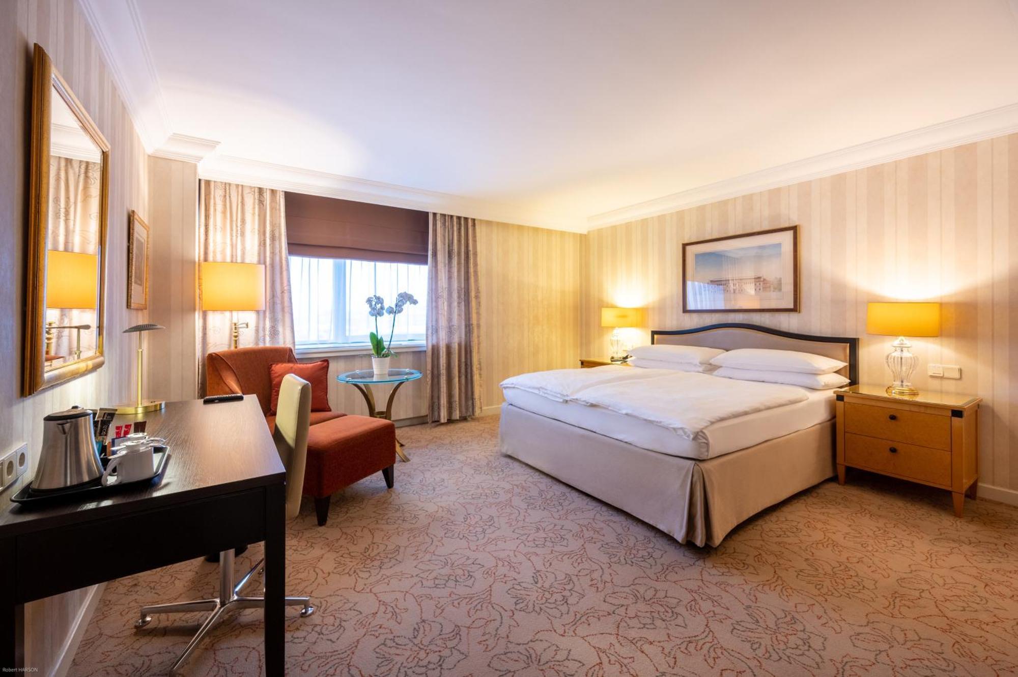 Intercontinental Wien By Ihg Esterno foto A room at the hotel